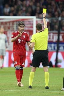 l-r: Javi Martinez 8 (FC Bayern Muenchen) bekommt Gelb von Schiedsrichter, Referee, Pavel Kralovec, FC Bayern Muenchen vs. Ajax Amsterdam, Fussball, Vorrunde, Champions League, 02.10.2018 Muenchen Bayern Deutschland