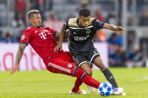 GER, UEFA CL, FC Bayern Muenchen (GER) vs Ajax Amsterdam (NED) 02.10.2018, Allianz Arena, Muenchen, GER, UEFA CL, FC Bayern Muenchen (GER) vs Ajax Amsterdam (NED), Gruppe E, UEFA regulations prohibit any use of photographs as image sequences and or quasi-video, im Bild Jerome Boateng (FCB 17) versucht David Neres (Ajax 7) zu stoppen