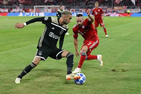 l-r: im Zweikampf, Aktion, mit Hakim Ziyech 22 (Ajax Amsterdam) und Franck Ribery 7 (FC Bayern Muenchen), FC Bayern Muenchen vs. Ajax Amsterdam, Fussball, Vorrunde, Champions League, 02.10.2018 Muenchen Bayern Deutschland