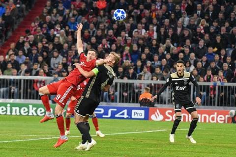 Ringkampf mit Robert Lewandowski (FC Bayern Muenchen 9), FC Bayern Muenchen - Ajax Amsterdam, Fussball, Champions League, 02.10.2018 Muenchen Bayern Deutschland