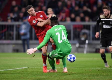FUSSBALL CHAMPIONS LEAGUE SAISON 2018 2019 GRUPPENPHASE FC Bayern Muenchen - Ajax Amsterdam 02.10.2018 Robert Lewandowski (hinten, FC Bayern Muenchen) gegen Torwart Andre Onana (Ajax Amsterdam)