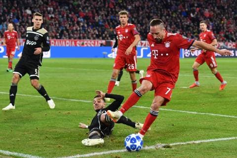 Franck RIBERY (Bayern Muenchen), Aktion,Zweikampf gegen Noussair MAZRAOUI (Ajax). Strafraumszene, FC Bayern Muenchen-Ajax Amsterdam, Fussball Champions League,Gruppe E, am 02.10.2018. A L L I A N Z A R E N A.