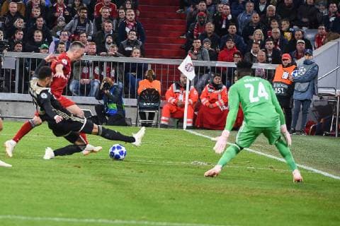 Franck Ribery (FC Bayern Muenchen 7) kommt nicht durch, FC Bayern Muenchen - Ajax Amsterdam, Fussball, Champions League, 02.10.2018 Muenchen Bayern Deutschland