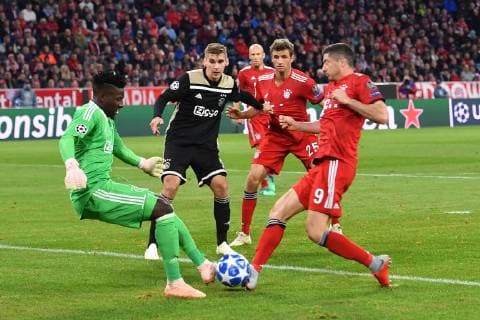 Robert LEWANDOWSKI (Bayern Muenchen) scheitert an Torwart Andre ONANA (Ajax), Aktion,Zweikampf ,Strafraumszene, FC Bayern Muenchen-Ajax Amsterdam, Fussball Champions League,Gruppe E, am 02.10.2018. A L L I A N Z A R E N A.