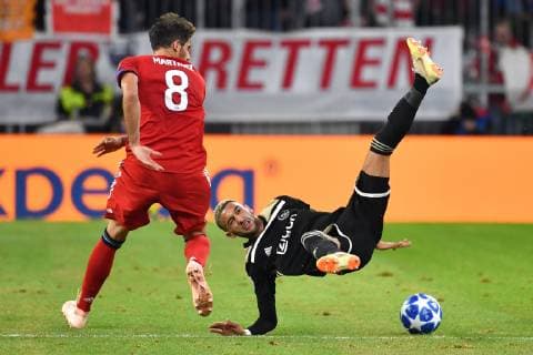 Javi (Javier) MARTINEZ (Bayern Muenchen) foult Hakim ZIYECH (Ajax), Aktion,Zweikampf, FC Bayern Muenchen-Ajax Amsterdam, Fussball Champions League,Gruppe E, am 02.10.2018. A L L I A N Z A R E N A.
