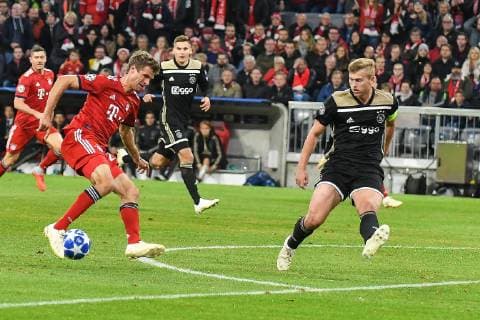Thomas Mueller (FC Bayern Muenchen 25)am gegnerischen Strafraum, FC Bayern Muenchen - Ajax Amsterdam, Fussball, Champions League, 02.10.2018 Muenchen Bayern Deutschland