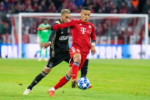 02.10.2018, xkvx, Fussball UEFA Champions League, FC Bayern Muenchen - Ajax Amsterdam emspor, v.l. Hakim Ziyech (Ajax Amsterdam), Thiago (FCB - FC Bayern Muenchen) (DFL DFB REGULATIONS PROHIBIT ANY USE OF PHOTOGRAPHS as IMAGE SEQUENCES and or QUASI-VIDEO) Muenchen