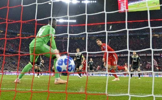 Sport Bilder des Tages 02.10.2018, Fussball UEFA Champions League 2018 2019, Gruppenphase, 2.Spieltag, FC Bayern München - Ajax Amsterdam, in der Allianz-Arena München. Kopfballtor zum 1:0 von Mats Hummels (re, Bayern München) gegen Torwart Andre Onana (Ajax Amsterdam)