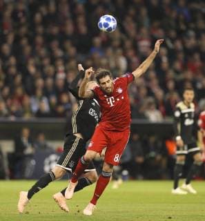 Foto : Javier Martinez ( FC Bayern ) gegen Donny van de Beek Fussball Champions - League , Gruppenspiel am Di. 02.10.2018 Bayern München - Ajax Amsterdam