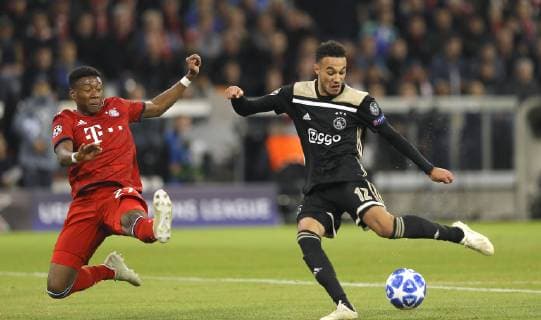 Foto : Torschuss zum 1-1 Ausgleich durch Noussair Mazraoui (Ajax) , links David Alaba Fussball Champions - League , Gruppenspiel am Di. 02.10.2018 Bayern München - Ajax Amsterdam