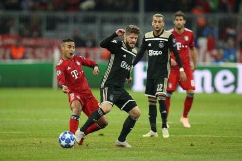 l-r: im Zweikampf, Aktion, mit Thiago Alcantara 6 (FC Bayern Muenchen) und Lasse Schoene 20 (Ajax Amsterdam), FC Bayern Muenchen vs. Ajax Amsterdam, Fussball, Vorrunde, Champions League, 02.10.2018 Muenchen Bayern Deutschland
