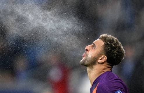 Kyle Walker Manchester City spritzt Wasser in die Luft TSG 1899 Hoffenheim vs Manchester City Man City Champions League CL Gruppenphase 02.10.2018 DFL REGULATIONS PROHIBIT ANY USE OF PHOTOGRAPHS AS IMAGE SEQUENCES AND OR QUASI-VIDEO CL TSG 1899 Hoffenheim vs Manchester City