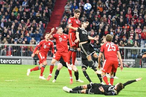 Kopfball von Javi Martinez (FC Bayern Muenchen 8), FC Bayern Muenchen - Ajax Amsterdam, Fussball, Champions League, 02.10.2018 Muenchen Bayern Deutschland