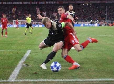 Robert Lewandowski (FC Bayern) gegen Mathjis de Ligt (AFC Ajax ) Fussball UEFA Champions League FC Bayern München - AFC Ajax 02.10.2018