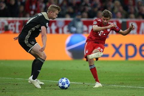 l-r: Matthijs de Ligt 4 (Ajax Amsterdam), Thomas Mueller 25 (FC Bayern Muenchen) beim Torschuss, FC Bayern Muenchen vs. Ajax Amsterdam, Fussball, Vorrunde, Champions League, 02.10.2018 Muenchen Bayern Deutschland