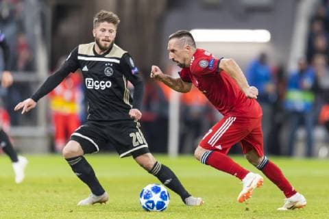 GER, UEFA CL, FC Bayern Muenchen (GER) vs Ajax Amsterdam (NED) 02.10.2018, Allianz Arena, Muenchen, GER, UEFA CL, FC Bayern Muenchen (GER) vs Ajax Amsterdam (NED), Gruppe E, UEFA regulations prohibit any use of photographs as image sequences and or quasi-video, im Bild Lasse Schoene (Ajax 20) versucht Franck Ribery (FCB 7) zu stoppen