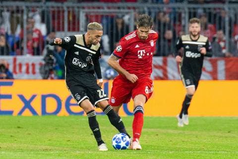 02.10.2018, xkvx, Fussball UEFA Champions League, FC Bayern Muenchen - Ajax Amsterdam emspor, v.l. Hakim Ziyech (Ajax Amsterdam), Javi Martinez (FCB - FC Bayern Muenchen) (DFL DFB REGULATIONS PROHIBIT ANY USE OF PHOTOGRAPHS as IMAGE SEQUENCES and or QUASI-VIDEO) Muenchen