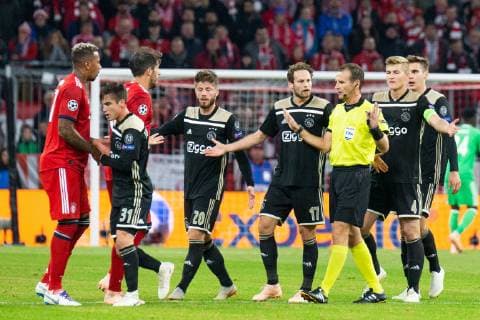 02.10.2018, xkvx, Fussball UEFA Champions League, FC Bayern Muenchen - Ajax Amsterdam emspor, v.l. Ajax Amsterdam Spieler Schiedsrichter Hakim Ziyech (Ajax Amsterdam), Javi Martinez (FCB - FC Bayern Muenchen) (DFL DFB REGULATIONS PROHIBIT ANY USE OF PHOTOGRAPHS as IMAGE SEQUENCES and or QUASI-VIDEO) Muenchen