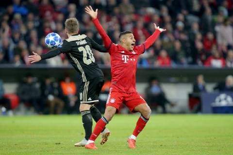 Lasse Schoene ( AFC Ajax Amsterdam 20 ) spielt hand Thiago Alcantara (FC Bayern Muenchen 6) beschert sich, FC Bayern Muenchen vs AFC Ajax Amsterdam, Fussball, Champions League Gruppenphase, 02.10.2018 FC Bayern Muenchen vs AFC Ajax Amsterdam, Fussball, Champions League Gruppenphase, 02.10.2018 Muenchen Copyright: xLanger Eibner-Pressefotox EP_EER