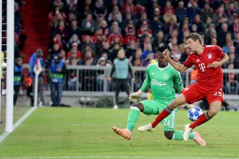 Andre Onana ( AFC Ajax Amsterdam 24 ) Thomas Mueller (FC Bayern Muenchen 25) verliebt eine Tor Moeglichkeit , FC Bayern Muenchen vs AFC Ajax Amsterdam, Fussball, Champions League Gruppenphase, 02.10.2018 FC Bayern Muenchen vs AFC Ajax Amsterdam, Fussball, Champions League Gruppenphase, 02.10.2018 Muenchen Copyright: xLanger Eibner-Pressefotox EP_EER