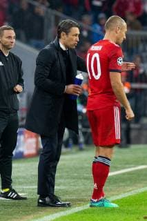 02.10.2018, xkvx, Fussball UEFA Champions League, FC Bayern Muenchen - Ajax Amsterdam emspor, v.l. Trainer Niko Kovac (FCB - FC Bayern Muenchen) gibt Anweisung, gestikuliert, mit den Armen gestikulieren, gives instructions, gesticulate, Arjen Robben (FCB - FC Bayern Muenchen) (DFL DFB REGULATIONS PROHIBIT ANY USE OF PHOTOGRAPHS as IMAGE SEQUENCES and or QUASI-VIDEO) Muenchen