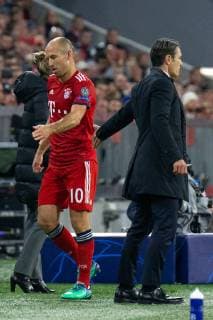 02.10.2018, xkvx, Fussball UEFA Champions League, FC Bayern Muenchen - Ajax Amsterdam emspor, v.l. James Rodriguez (FCB - FC Bayern Muenchen) wird eingewechselt fuer Arjen Robben (FCB - FC Bayern Muenchen) Trainer Niko Kovac (FCB - FC Bayern Muenchen) (DFL DFB REGULATIONS PROHIBIT ANY USE OF PHOTOGRAPHS as IMAGE SEQUENCES and or QUASI-VIDEO) Muenchen