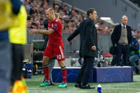 02.10.2018, xkvx, Fussball UEFA Champions League, FC Bayern Muenchen - Ajax Amsterdam emspor, v.l. James Rodriguez (FCB - FC Bayern Muenchen) wird eingewechselt fuer Arjen Robben (FCB - FC Bayern Muenchen) Trainer Niko Kovac (FCB - FC Bayern Muenchen) (DFL DFB REGULATIONS PROHIBIT ANY USE OF PHOTOGRAPHS as IMAGE SEQUENCES and or QUASI-VIDEO) Muenchen