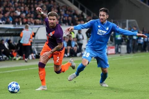 v.li.: Kyle Walker (ManCity, 2), Ishak Belfodil (Hoffenheim, 19), Zweikampf, Spielszene, Duell, duel, tackle, tackling, Dynamik, Action, Aktion, Fussball, UEFA Champions League, TSG 1899 Hoffenheim - Manchester City FC,