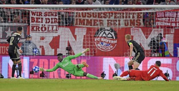 02.10.2018, Fussball UEFA Champions League 2018 2019, Gruppenphase, 2.Spieltag, FC Bayern München - Ajax Amsterdam, in der Allianz-Arena München. Torwart Andre Onana (li, Ajax Amsterdam) hält den Torschuss von James Rodriguez (re, FC Bayern München)