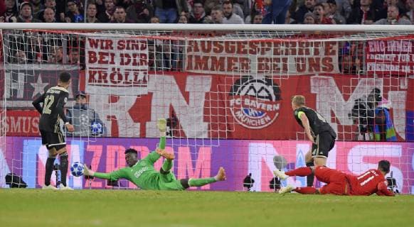 02.10.2018, Fussball UEFA Champions League 2018 2019, Gruppenphase, 2.Spieltag, FC Bayern München - Ajax Amsterdam, in der Allianz-Arena München. Torwart Andre Onana (li, Ajax Amsterdam) hält den Torschuss von James Rodriguez (re, FC Bayern München)