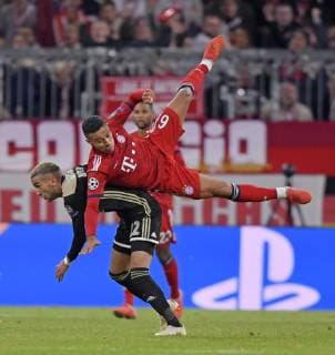 02.10.2018, Fussball UEFA Champions League 2018 2019, Gruppenphase, 2.Spieltag, FC Bayern München - Ajax Amsterdam, in der Allianz-Arena München. v.li: Hakim Ziyche (Ajax Amsterdam) gegen Thiago (FC Bayern München).
