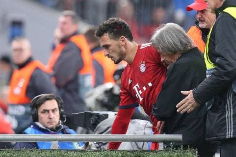 Mats Hummels 5 (FC Bayern Muenchen) mit blutender Platzwunde am Kopf wird von Mannschaftsarzt des FC Bayern Muenchen Dr. Hans-Wilhelm Mueller-Wohlfahrt in die Kabine gebracht, FC Bayern Muenchen vs. Ajax Amsterdam, Fussball, Vorrunde, Champions League, 02.10.2018 Muenchen Bayern Deutschland
