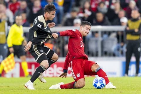 GER, UEFA CL, FC Bayern Muenchen (GER) vs Ajax Amsterdam (NED) 02.10.2018, Allianz Arena, Muenchen, GER, UEFA CL, FC Bayern Muenchen (GER) vs Ajax Amsterdam (NED), Gruppe E, UEFA regulations prohibit any use of photographs as image sequences and or quasi-video, im Bild Nicolas Tagliafico (Ajax 31) im kampf mit James Rodriguez (FCB 11)