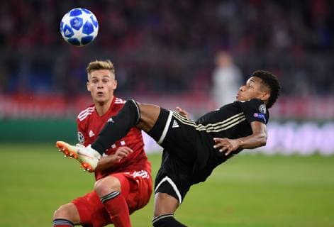 FUSSBALL CHAMPIONS LEAGUE SAISON 2018 2019 GRUPPENPHASE FC Bayern Muenchen - Ajax Amsterdam 02.10.2018 David Neres (Ajax Amsterdam) vor Joshua Kimmich (FC Bayern Muenchen)