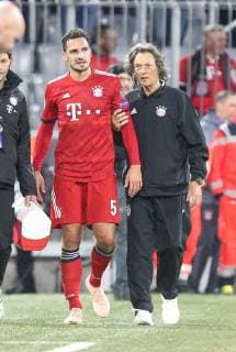 Mats Hummels 5 (FC Bayern Muenchen) mit blutender Platzwunde am Kopf wird von Mannschaftsarzt des FC Bayern Muenchen Dr. Hans-Wilhelm Mueller-Wohlfahrt in die Kabine gebracht, FC Bayern Muenchen vs. Ajax Amsterdam, Fussball, Vorrunde, Champions League, 02.10.2018 Muenchen Bayern Deutschland