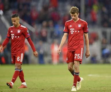 02.10.2018, Fussball UEFA Champions League 2018 2019, Gruppenphase, 2.Spieltag, FC Bayern München - Ajax Amsterdam, in der Allianz-Arena München. v.l. Thiago (FC Bayern München) und Thomas Müller (FC Bayern München) sind nach dem Spiel enttäuscht.