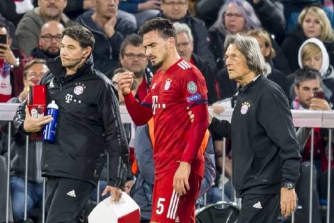 GER, UEFA CL, FC Bayern Muenchen (GER) vs Ajax Amsterdam (NED) 02.10.2018, Allianz Arena, Muenchen, GER, UEFA CL, FC Bayern Muenchen (GER) vs Ajax Amsterdam (NED), Gruppe E, UEFA regulations prohibit any use of photographs as image sequences and or quasi-video, im Bild Mats Hummels (FCB 5) wird vom platz gefuehrt