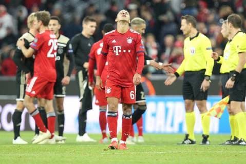 enttaeuschung bei Thiago Alcantara 6 (FC Bayern Muenchen) nach Spielende, FC Bayern Muenchen vs. Ajax Amsterdam, Fussball, Vorrunde, Champions League, 02.10.2018 Muenchen Bayern Deutschland