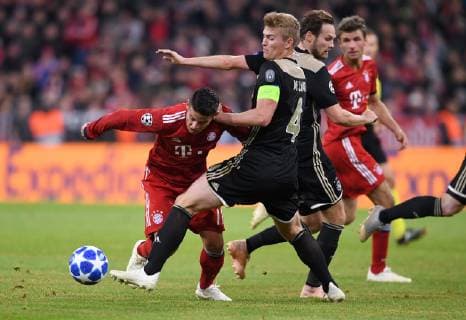 FUSSBALL CHAMPIONS LEAGUE SAISON 2018 2019 GRUPPENPHASE FC Bayern Muenchen - Ajax Amsterdam 02.10.2018 James Rodriguez (li, FC Bayern Muenchen) gegen Matthijs de Ligt (re, Ajax Amsterdam