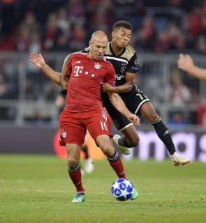 02.10.2018, Fussball UEFA Champions League 2018 2019, Gruppenphase, 2.Spieltag, FC Bayern München - Ajax Amsterdam, in der Allianz-Arena München. v.l. Arjen Robben (FC Bayern München) gegen David Neres (Ajax Amsterdam)