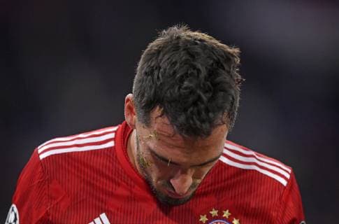 02.10.2018, Fussball UEFA Champions League 2018 2019, Gruppenphase, 2.Spieltag, FC Bayern München - Ajax Amsterdam, in der Allianz-Arena München. Mats Hummels (Bayern München) muss verletzt aus dem Spiel, wegen einer Kopfverletzung.