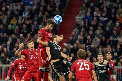 Muenchen, Deutschland 02.10.2018, UEFA Champions League - 2018 19 Season, Vorrunde, Gruppe E, Spiel 02, FC FC Bayern Muenchen - Ajax Amsterdam, Javi Martinez (FCB) und Daley Blind (Ajax Amsterdam) im Zweikampf ( DeFodi501