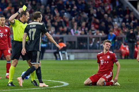 Muenchen, Deutschland 02.10.2018, UEFA Champions League - 2018 19 Season, Vorrunde, Gruppe E, Spiel 02, FC FC Bayern Muenchen - Ajax Amsterdam, Schiedsrichter Pavel Kralovec (Tschechien) zeigt Daley Blind (Ajax Amsterdam) die gelbe Karte ( DeFodi501