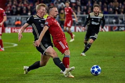 Muenchen, Deutschland 02.10.2018, UEFA Champions League - 2018 19 Season, Vorrunde, Gruppe E, Spiel 02, FC FC Bayern Muenchen - Ajax Amsterdam, Matthijs de Ligt (Ajax Amsterdam) und Franck Ribery (FCB) im Zweikampf ( DeFodi501