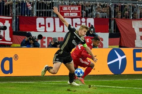Muenchen, Deutschland 02.10.2018, UEFA Champions League - 2018 19 Season, Vorrunde, Gruppe E, Spiel 02, FC FC Bayern Muenchen - Ajax Amsterdam, Matthijs de Ligt (Ajax Amsterdam) und Serge Gnabry (FCB) im Zweikampf ( DeFodi501