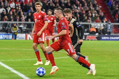 Sturmlauf Franck Ribery (FC Bayern Muenchen 7) gegen Lasse Schoene (Ajax Amsterdam 20), FC Bayern Muenchen - Ajax Amsterdam, Fussball, Champions League, 02.10.2018 Muenchen Bayern Deutschland