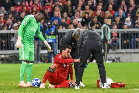 Mats Hummels (FC Bayern Muenchen 5) verletzt am Boden, FC Bayern Muenchen - Ajax Amsterdam, Fussball, Champions League, 02.10.2018 Muenchen Bayern Deutschland