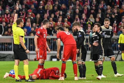 Mats Hummels (FC Bayern Muenchen 5) verletzt am Boden, FC Bayern Muenchen - Ajax Amsterdam, Fussball, Champions League, 02.10.2018 Muenchen Bayern Deutschland