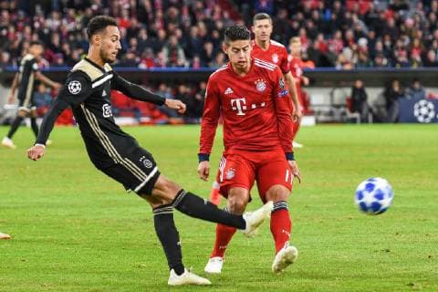 Noussair Mazraoui (Ajax Amsterdam 12) klaert gegen James Rodriguez (FC Bayern Muenchen 11), FC Bayern Muenchen - Ajax Amsterdam, Fussball, Champions League, 02.10.2018 Muenchen Bayern Deutschland