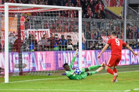 Torwart Andre Onana (Ajax Amsterdam 1) verhindert eine Grosschance, rechts Robert Lewandowski (FC Bayern Muenchen 9), FC Bayern Muenchen - Ajax Amsterdam, Fussball, Champions League, 02.10.2018 Muenchen Bayern Deutschland